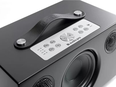 Trådløs tilsluttet højttaler Audio Pro Addon C5 sort, set oppefra, front med kontrolknapper og display