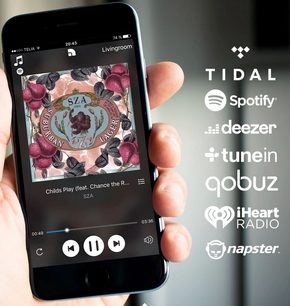 Smartphone, der viser Spotify-appen og albumcoveret "SZA - Z" holdt foran en sort Tidal-højttaler