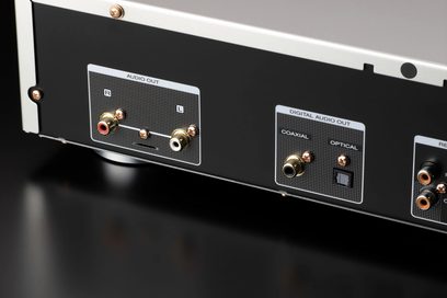 Marantz CD6007 sølvgylden CD-afspiller, set forfra, med digitale og analoge lydstik, metalkabinet