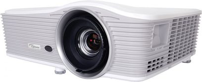 Optoma EH515 hvid videoprojektor, set forfra, sort linse i midten, sidehulninger til ventilation