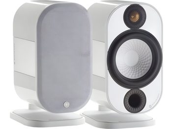 Fehér lakkos, kompakt Monitor Audio Apex A10 hi-fi hangszórópár, görbült tokokkal és illeszkedő alátétekkel, háromnegyedes előlátásban. Az egyik hangszórón világosszürke szövet háló, a másikon aranyozott, mélyített csipogó, textúrázott közép-mély hangszóró és kör alakú basszusreflex nyílás látható.