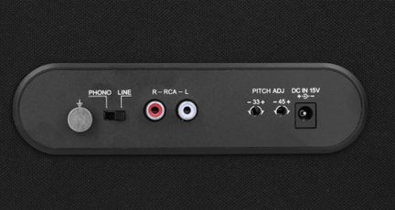 Černý plastový připojovací panel, zemní svorka, přepínač phono/line, RCA červený/bílý, nastavení 33/45, vstup DC 15V