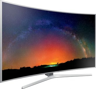 Zakřivený televizor Samsung UE48JS9000 zobrazující noční krajinu s hvězdnou oblohou, lesem a oranžovou polární září
