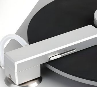 ClearAudio Smart Matrix Silent sølvfarget platevaskmaskin, nærbilde fra siden, metallisk svingarm på svart sokkel