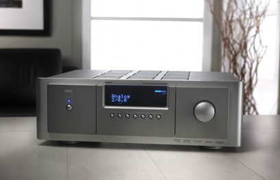 NAD M15 HD2 hjemmebiograf-forforstærker i metallisk grå, front med blå LCD-skærm, knapper og kontrolhjul