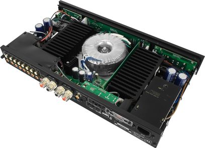 Schwarzer IOTAVX SA3 Stereo-Vollverstärker, Innenansicht mit zentralem Ringkerntransformator und seitlichen Kühlkörpern