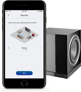 Bowers & Wilkins DB2D hvit satinert subwoofer med mobilapp for romkonfigurasjon som viser alternativene