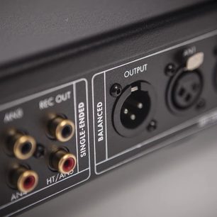 Preamplificatore stereo Electrocompaniet EC4.8 MKII, vista posteriore, connettori RCA e XLR, selettore di ingresso e uscita