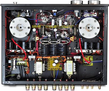 Line Magnetic LM-845IA sort hi-fi rørforstærker, frontvisning indvendigt, 2 rør, transformere, elektroniske kredsløb, rød ledningsføring