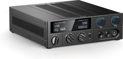 Högfidelitets-hörlursförförstärkare FiiO K17 i svart metall, trekvarts vy från fram, central display, tre roterande knappar, två blå ringade reglage och flera hörlursuttag på framsidan