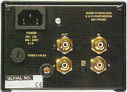 Phono předzesilovač EAR Yoshino 834P černý, pohled zepředu, 4 zlatá tlačítka, 2 konektory, digitální displej, typový štítek