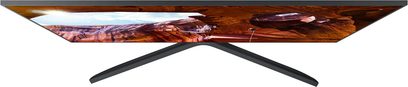 Televizor Samsung UE55RU7405 s plochou a širokou obrazovkou, tenkým černým rámečkem, zepředu a z profilu, zobrazující barevnou krajinu