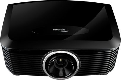 Optoma EX785 sort videoprojektor, set forfra, centreret linse, sideventilationsriste, sølvfarvet logo