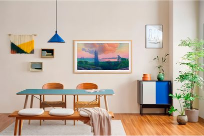 Samsung The Frame TQ55LS03HA hængt på væggen, skærm i maleristil med farverigt landskab i en moderne stue