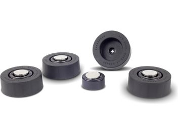 Lote de 4 puntas SoundCare Superspikes de goma negra con punta metálica, sobre fondo blanco