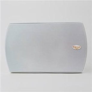 Frontvisning af den rektangulære grå Klipsch AW650 højttaler med perforeret metalrist og det gyldne logo i nederste højre hjørne