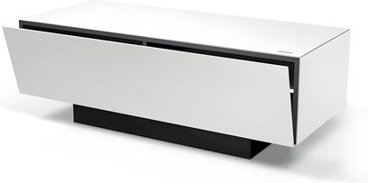 Bílý televizní nábytek s černým čelem, 2 otevřenými přihrádkami a 1 uzavřenou horizontálním černým posuvným panelem, pohled zepředu