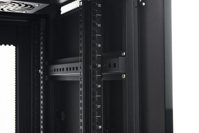Zwarte Norstone Pro Rack 32U audiovisuele kast met genummerde montanten, geperforeerde panelen en zichtbare schroeven op een binnenaanzicht.