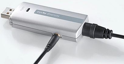 Stříbrný USB TV tuner Elgato EyeTV Diversity, pohled shora a z boku, s černým kabelem a USB konektorem