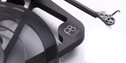 Giradischi Rega Planar 8 nero opaco, vista dall'alto in primo piano, braccio di lettura, testina Ania PRO MC, pulsanti di controllo