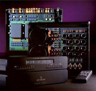 Frontvue af Jeff Rowland Consummate hi-fi-lydforstærker med synlige elektroniske komponenter og kontrolknapper