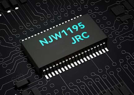 Circuito integrato nero in plastica, con pin metallici laterali, marcatura "NJW1195 JRC", su circuito stampato, vista obliqua