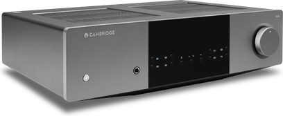 Cambridge Audio EXA100 integrált sztereó hi-fi erősítő, háromnegyedes nézet, szürke előlap, forgógomb jobboldalt