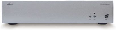 Forside af en Arcam DIVA-P90 hi-fi-forstærker, mat grå chassis, sort logo, LED'er, stor drejeknap