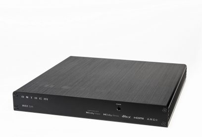 Домашній кінотеатр Ampli MRX-SLM чорного кольору, вид під кутом, передня панель з логотипами Dolby Vision, Dolby Atmos, dts:X, HDMI, ARC
