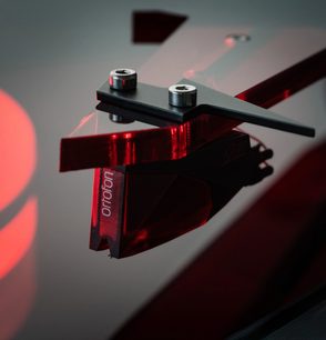 Hi-fi AC/DC platenspeler in beperkte oplage met een zwart-rode toonarm, een rode Ortofon-cartridge en twee zilverkleurige schroeven