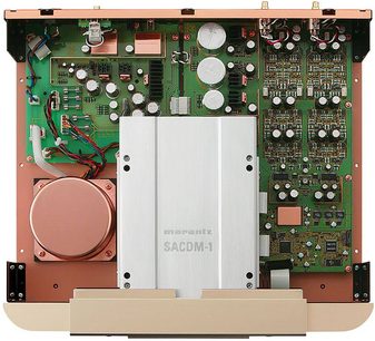 Marantz SA-7S1 forstærker set oppefra, åben, med grønne printplader, sølvfarvede og guldfarvede elektroniske komponenter