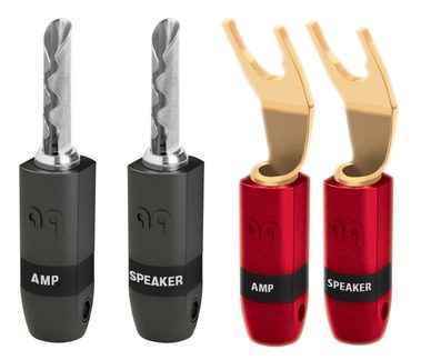 Quattro connettori, due banane argentate e due forche dorate, corpi metallici rossi e grigi, marcature AMP/SPEAKER