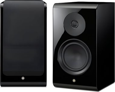 Dvi blizgios juodos Yamaha NS-800A lentyninės kolonėlės, matomos iš priekio: viena su grotelių uždangalu, kita su matomu aukštadažniu ir žemadažniu garsiakalbiais
