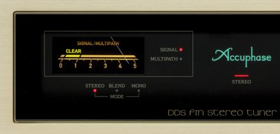 Accuphase T-1200, set forfra, sort skærm med gul signal-/multipathmåler, røde og grå indikatorer, grøn tekst