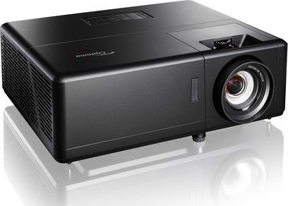 Videoproiettore Optoma UHZ55 nero, vista frontale, obiettivo a destra, griglie di ventilazione, logo in basso a sinistra