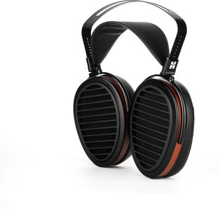 Hifiman Arya Organic atviras hi-fi ausinės, juodos ir sidabrinės spalvos, matyti iš trijų ketvirtadalių priekio, su ovaliomis ausų pagalvėlėmis ir metaline garsiakalbio grotelėmis