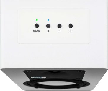 Forstærket højttaler Fluid Audio C5 BTW hvid, set forfra, med 4 knapper øverst og 2 tændte LED'er, grøn og blå