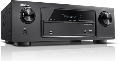 Denon AVR-X520BT sort hjemmebiografsforstærker, set forfra, med blå LCD-skærm, kontrolknapper og -hjul, USB-porte og jackstik
