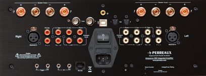 Integreret Perreaux Eloquence 250i stereo hi-fi-forstærker, sort frontpanel med forgyldte knapper og stik på bagsiden, set forfra