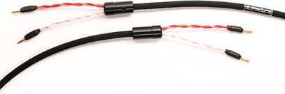 To sorte lydkabler med røde bananstik, flettet kappe, 3 meter lange, af mærket Norstone model Reference