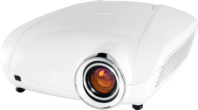 Mitsubishi HC7000 hvit videoprojektor, frontvisning, avrundet form, sentralt plassert linse, sideavtrekksrister, justerbare føtter