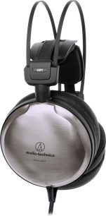 Zaprti žični hi-fi slušalniki Audio Technica ATH-A2000Z v bližnjem stranskem pogledu, levi slušalnik iz srebrenega brusljenega kovine z logotipom, dvojni črni obroč in debele blazine iz umetne usnji v črni barvi