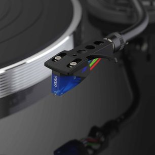 Platine vinyle Reloop TURN X noire, vue rapprochée de la cellule et du bras de lecture avec éclairage LED RVB