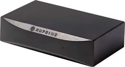Суич NuPrime ARC Mini черен, компактен правоъгълен метален корпус със сребриста извита предна част, изглед в три четвърти