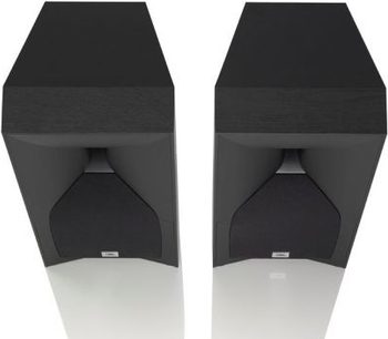 Δύο βιβλιοθήκες ηχείων JBL STUDIO 530 σε μαύρο χρώμα, εμπρόσθια όψη, τραπεζοειδές σχήμα, ματ μαύρο περίβλημα, μαύροι ηχείοι