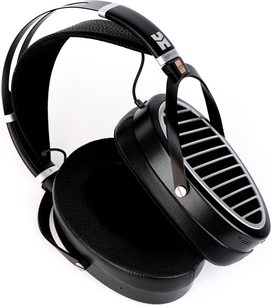Hifiman Ananda BT R2R ausinės, matomos iš kampo, juodas lankelis, juodos ovalios pagalvėlės, sidabrinė grotelė, USB-C jungtis