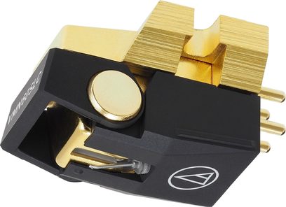 Schwarze und goldene Audio Technica VM760SLC Vinyl-Tonabnehmer-Zelle, Draufsicht in Großaufnahme, Tonarm und Nadelspitze sichtbar