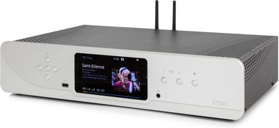 Lettore audio di rete Atoll ST300 Signature argento, vista frontale, schermo che mostra una cantante al microfono, due antenne Wi-Fi