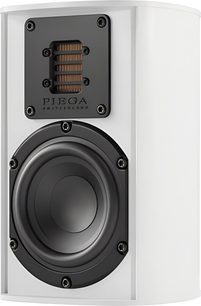 Coluna de prateleira Piega Ace 30 branca vista de frente, com tweeter de fita preto e woofer redondo preto
