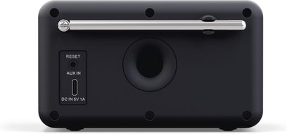 Rádio Pinell z Norska Compact, černé z matného plastu, zadní pohled, teleskopická anténa, bassreflexový otvor, vstup AUX a DC 5V